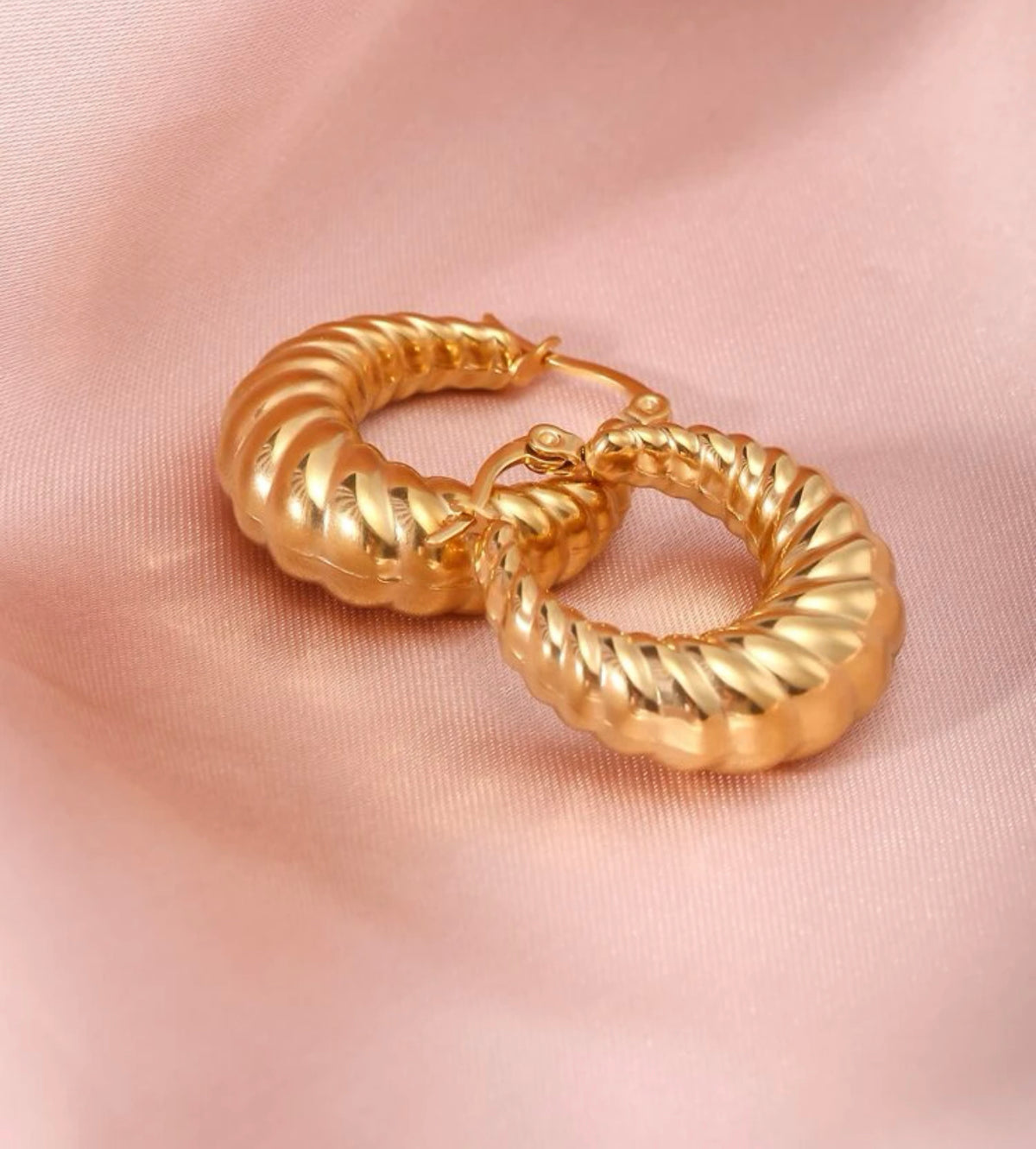 AURORA TWISTED HOOP
