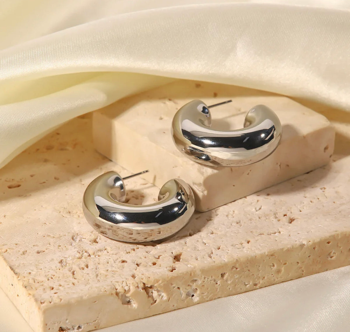 SOPHIE SILVER HOOPS